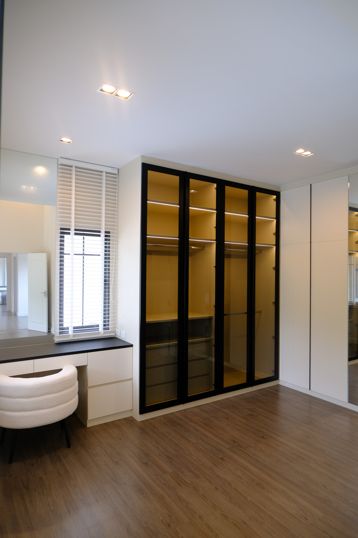 For SalePathum Thani,Rangsit, Thammasat : 95363 - HOT PRICE ! Beautiful house, new condition, zone in front of the park. Ready to decorate with built-ins throughout the house, fully furnished, ready to move in immediately.