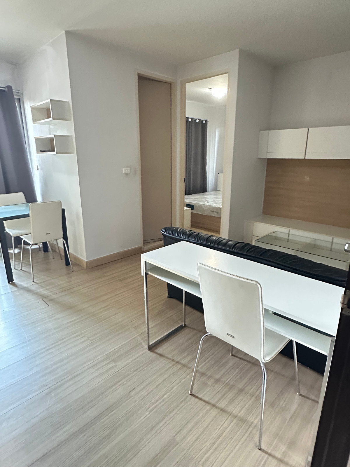 For RentCondoPattanakan, Srinakarin : Parkland Srinakarin Condo, spacious room 40 sq m., 1 bedroom, 1 bathroom, price 7,000 with furniture, fitness, swimming pool, common fees included.