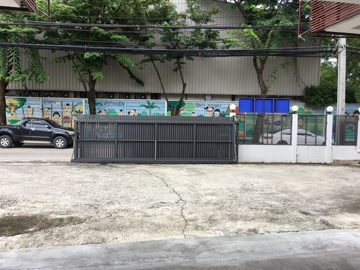 For RentOfficeBangna, Bearing, Lasalle : For rent, 5-story office with warehouse, lots of parking, located in Bangna Km. 3, good location, near industrial estates and expressway.