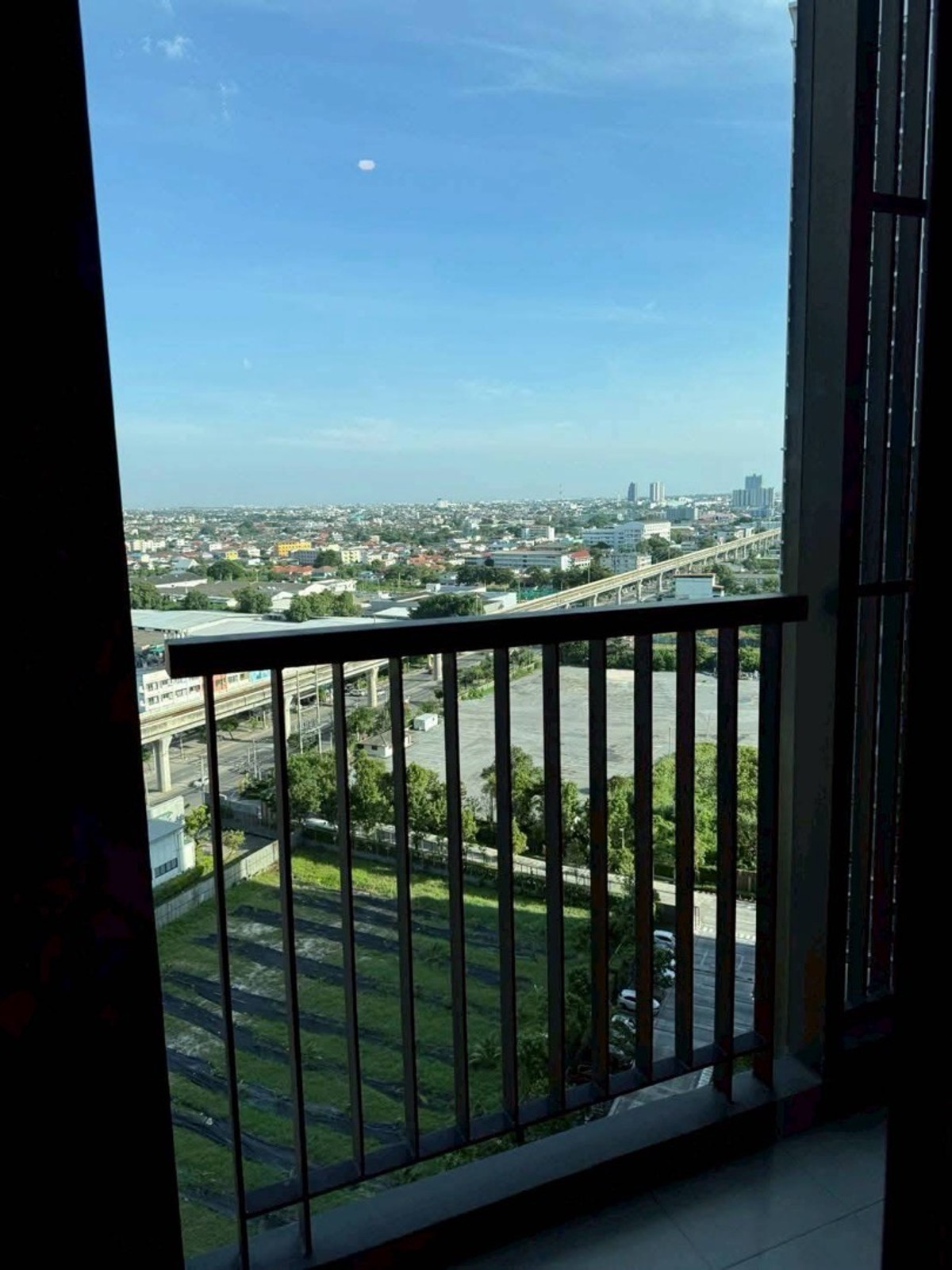 For RentCondoSamut Prakan,Samrong : Condo for rent next to BTS Aspire Erawan Prime, 17th floor, open city view, size 35 sq m, 1 large bedroom, price 15,000 baht.