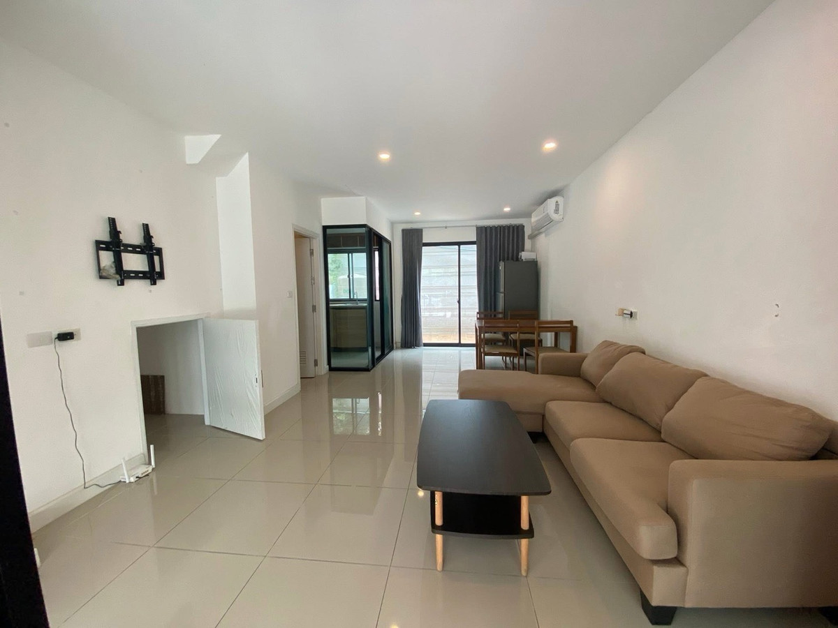 For RentTownhomePattanakan, Srinakarin : The house is vacant and ready to move in. *There are many houses to choose from*