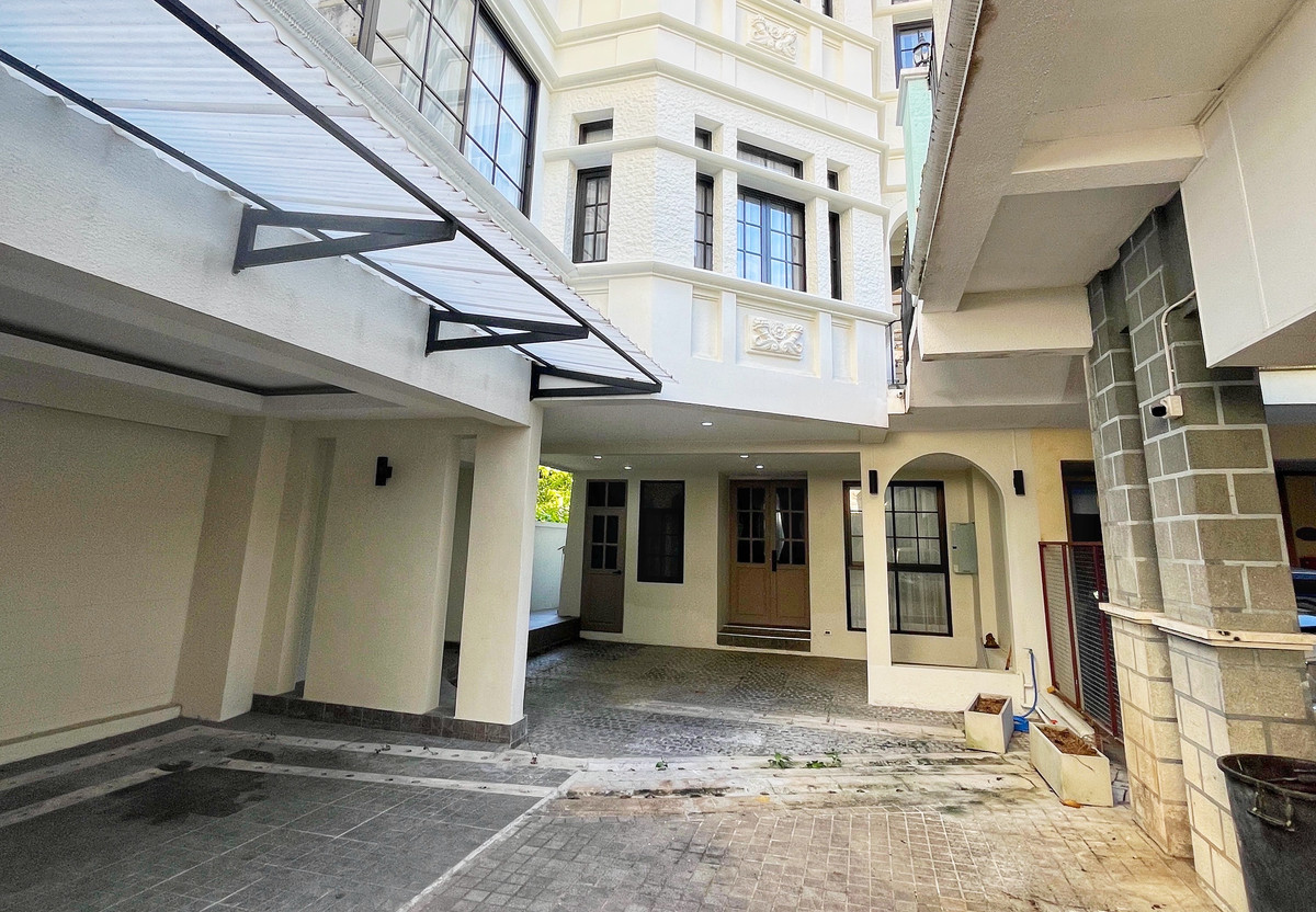 For SaleTownhomeSukhumvit, Asoke, Thonglor : Chicha Castle – Chicha Castle, 4-story townhome, Sukhumvit 31, large corner plot, beautifully decorated.