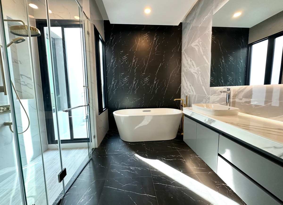 For SaleHouseKasetsart, Ratchayothin : Brand-New Corner Single House with Private Pool and Good Feng Shui at The Master Ekkamai–Ramintra Near Expressway Special Price