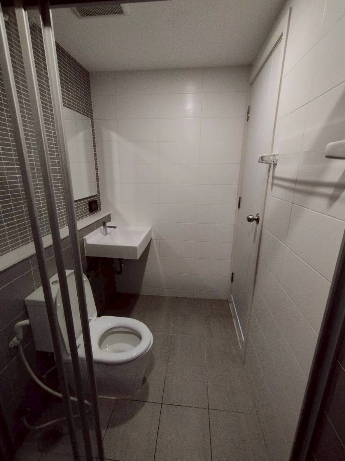 For SaleCondoChokchai 4, Ladprao 71, Ladprao 48, : 95463 - For sale with tenant Feel Condo Ladprao 33 (Feel Condo Ladprao 33), 1 bedroom, 5th floor, 27 sq m., unblocked view, near the Blue Line, Ladprao Station, beautifully decorated, complete with furniture and electrical appliances.