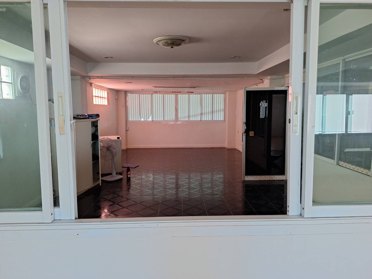 For RentShop HousePhutthamonthon, Salaya : HR3046 4-storey commercial building for rent (2 units hit through) in Salaya area, suitable for an office, trading, tutoring institute.