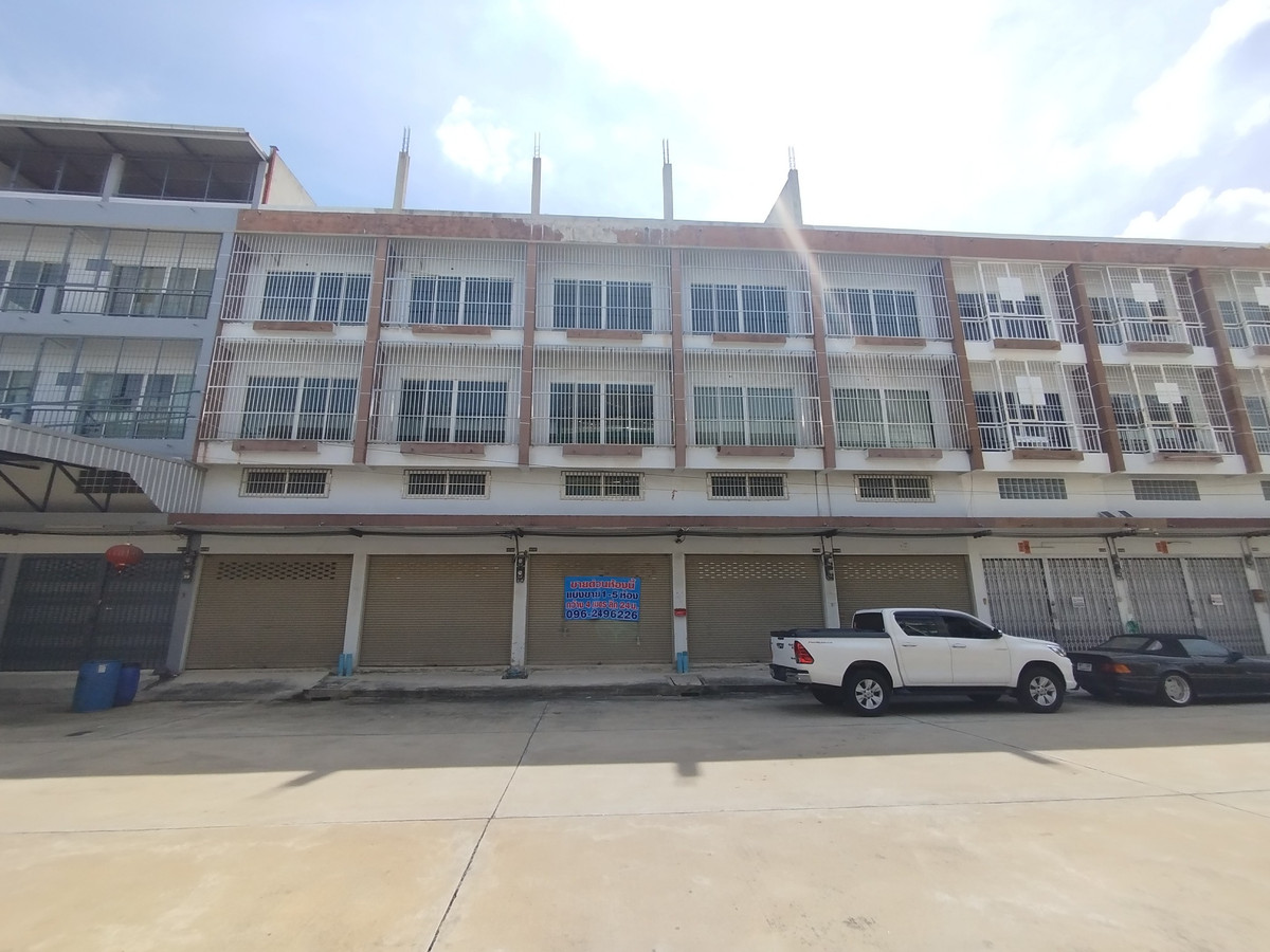 For SaleShop HouseThaphra, Talat Phlu, Wutthakat : Commercial building for sale, 5 rooms, Mangmee Saen Suk Village, Kanlapaphruek Road.