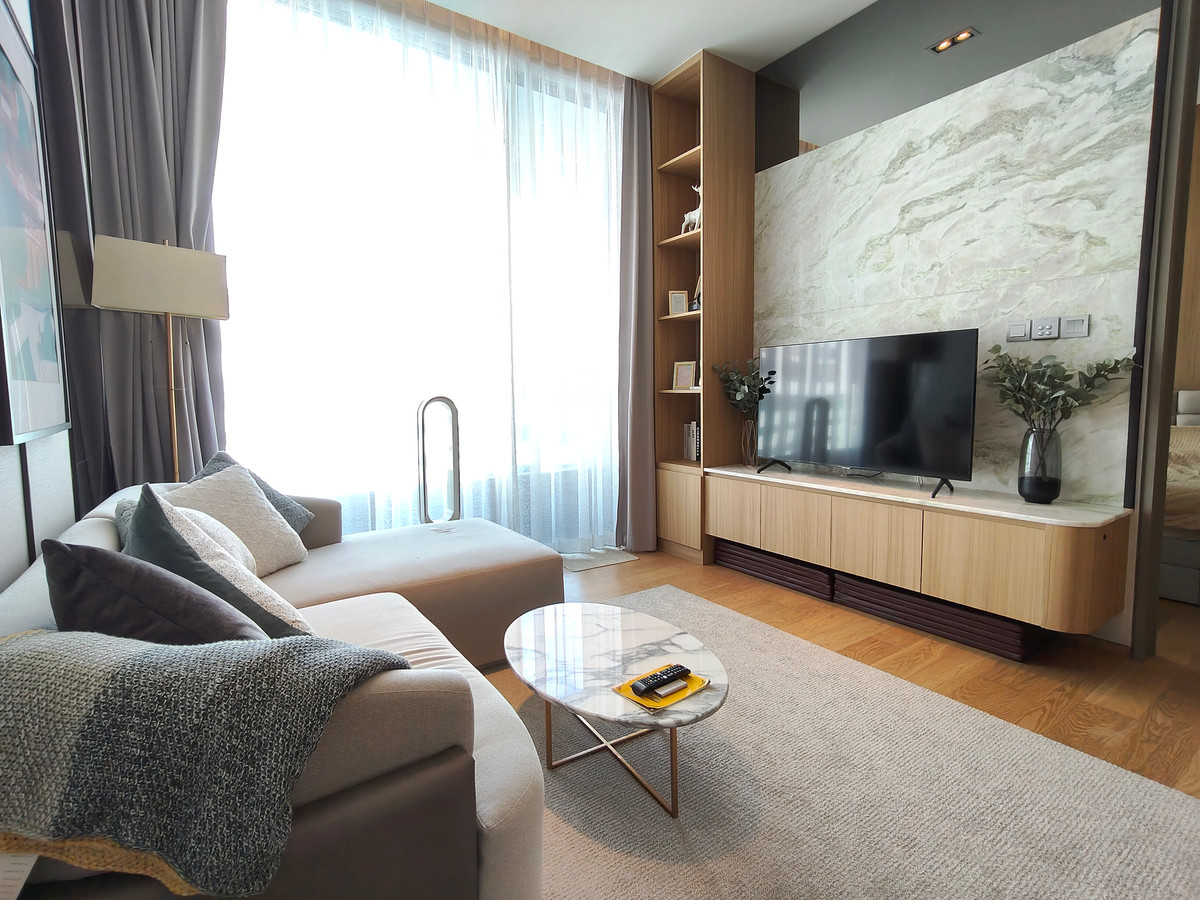 For RentCondoSilom, Saladaeng, Bangrak : Luxury 1-Bedroom Condo for Rent at Saladaeng One, Prime Location