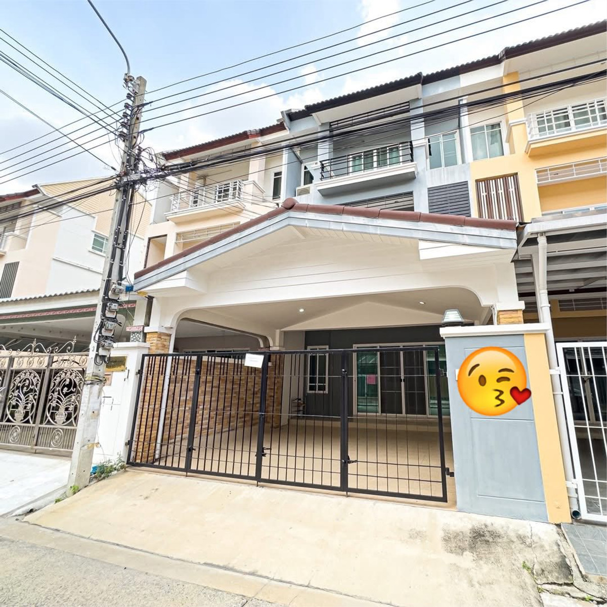 For RentTownhomeSamut Prakan,Samrong : 3-story townhome for rent, Thanapirom Village Project. (Srinakarin-Wongwaen) fully air conditioned, 4 bedrooms, 5 bathrooms, rental price 33,000 baht per month.