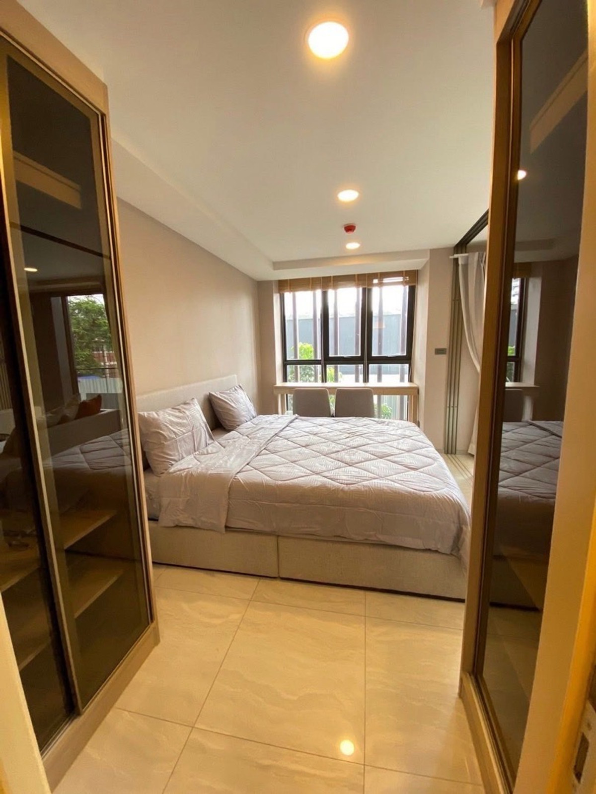 For RentCondoSukhumvit, Asoke, Thonglor : Walden Asoke – Low-rise condo in the heart of Asoke.