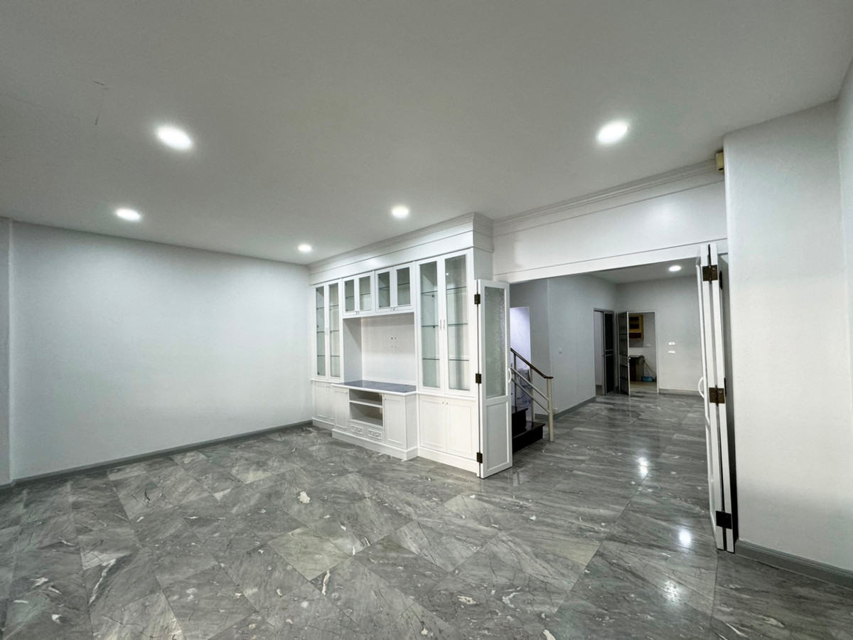 TownhomePattanakan, Srinakarin : 🐶Pet-friendly🐱 4-Storey Townhouse, 5 Bedrooms, 7 Bathrooms | Varathorn Ville Pattanakarn 44 | Near Thonglor 6 km