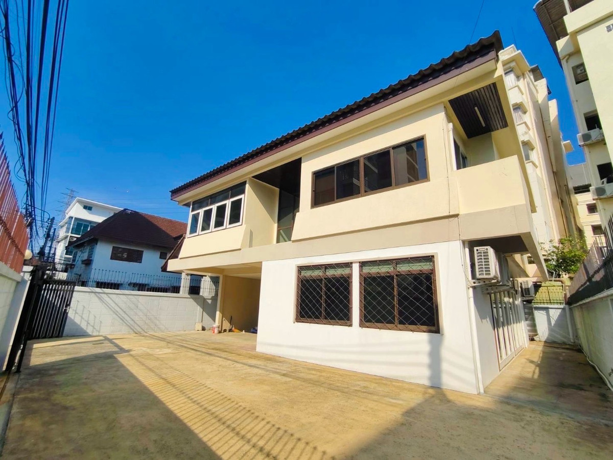 For RentOfficeRatchadapisek, Huaikwang, Suttisan : House for rent in Ratchadaphisek for offices and offices, good location, near MRT 650 meters.