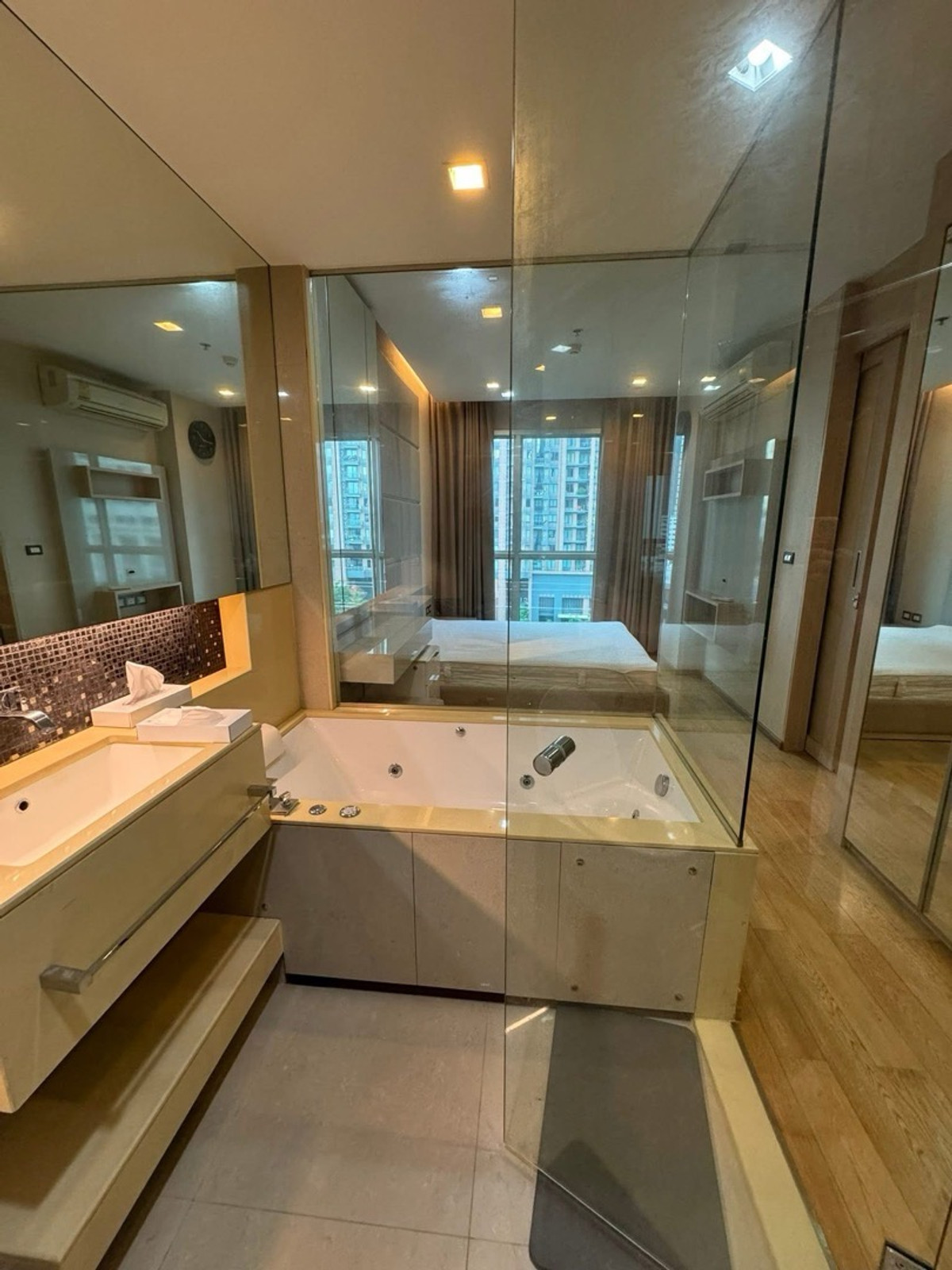 For RentCondoRama9, Petchburi, RCA : The Address Asoke | Walking distance to MRT Phetchaburi!