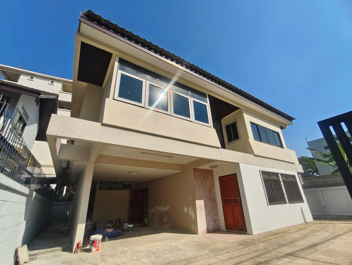 For RentHome OfficeRatchadapisek, Huaikwang, Suttisan : Home office for rent, single house, Ratchadaphisek, near MRT 650 meters | HOME OFFICE RATCHADAPHISEK NEAR MRT 600 METERS