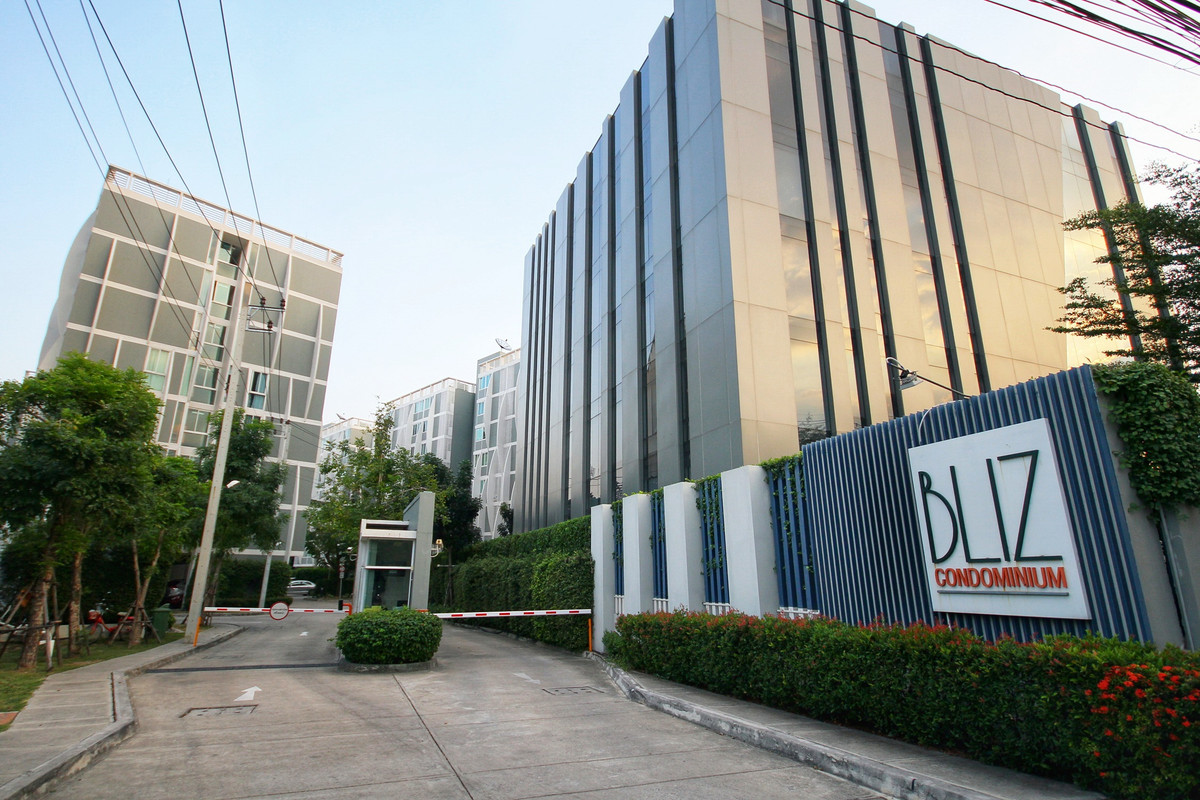 For SaleCondoPattanakan, Srinakarin : Urgent sale!! Bliz Condominium Rama 9-Hua Mak, corner room, 1 bedroom, 29.44 sq m., ready to move in, good location, near the Yellow Line MRT and Airport link Hua Mak