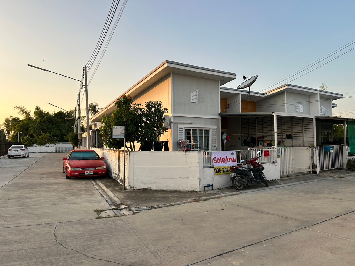 ขายทาวน์โฮมพัทยา บางแสน ชลบุรี สัตหีบ : ทาวน์โฮมชั้นเดียว “หลังมุม” ในบรรยากาศชุมชนน่าอยู่ ไม่มีค่าส่วนกลาง เหมาะสำหรับคนทำงานที่กำลังมองหาบ้านหลังแรก หรือผู้ที่ต้องการซื้อไว้ลงทุนมีผู้เช่าช่วยผ่อนตั้งแต่วันแรก ขายทาวน์โฮมหลังมุม !! 28.2 ตร.ว. กรีนพาร์ค วิลเลจ ( Green Park Village ) 