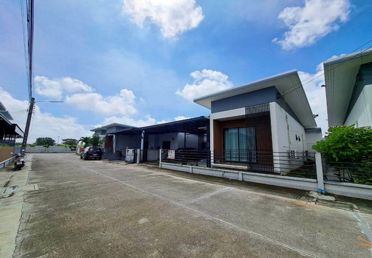 For SaleHouseSamut Prakan,Samrong : Single house for sale Rock Garden Suvarnabhumi Village, Phase 3, Soi Luang Phaeng 4/1, area 52.6 sq m, 1 floor, 2 bedrooms, 2 bathrooms, price negotiable.