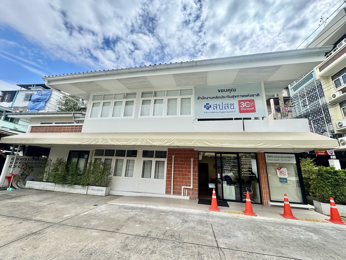 For LeaseholdShop HouseWongwianyai, Charoennakor : Clinic for lease, can be converted into a massage shop, spa, clinic.