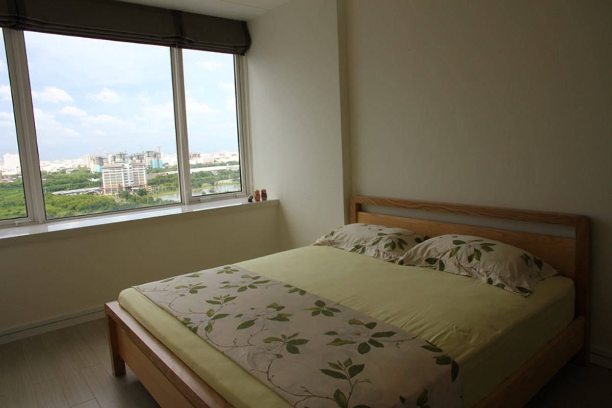 For RentCondoRama9, Petchburi, RCA : Room for rent, 1-bedroom, 40 sq m, Building B, 17th floor, north side, view of Railway Park and swimming pool.