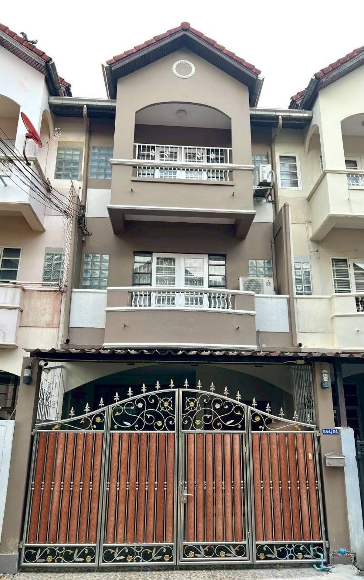 For RentTownhomeSukhumvit, Asoke, Thonglor : 3-story townhome for rent, Sukhumvit Road 50 Air conditioning, fully furnished, ready to move in, 4 bedrooms, 3 bathrooms, rental price 33,000 baht per month.