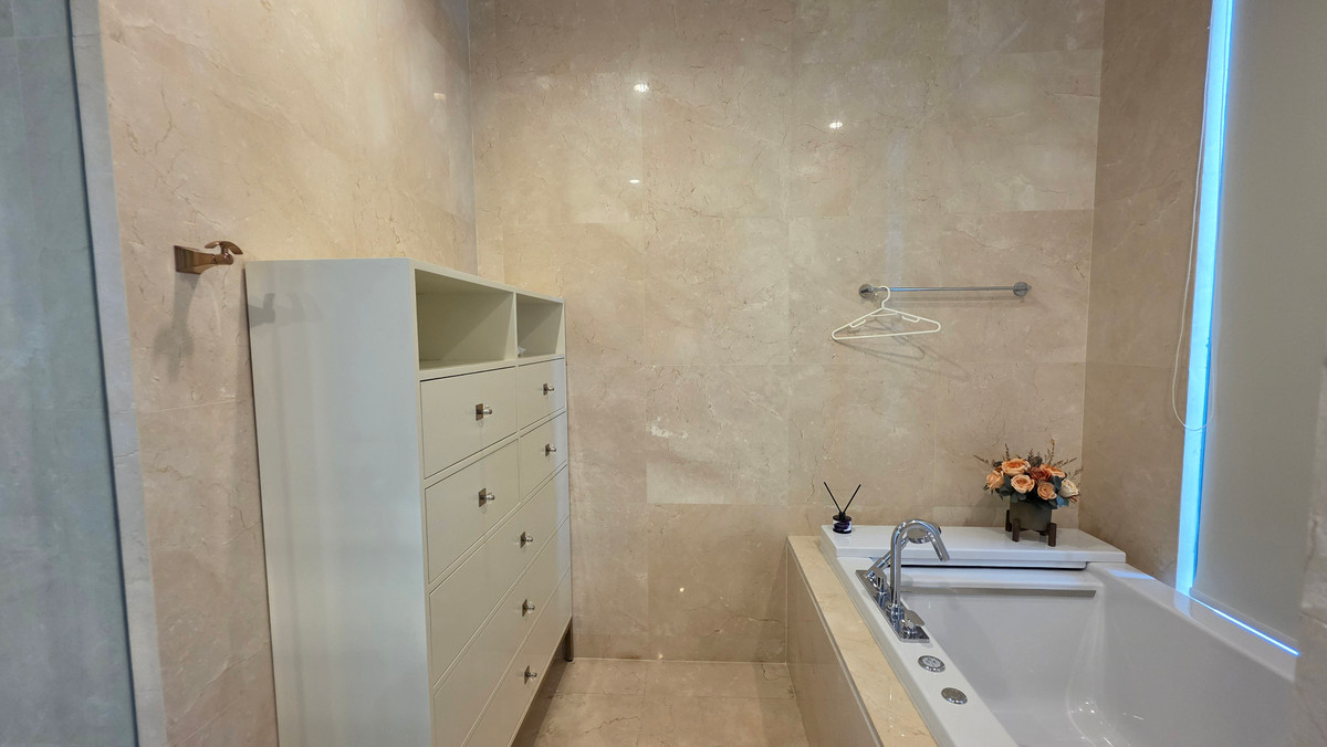 ขายคอนโดสุขุมวิท อโศก ทองหล่อ : Luxury condo for sale near BTS Phrom Phong.