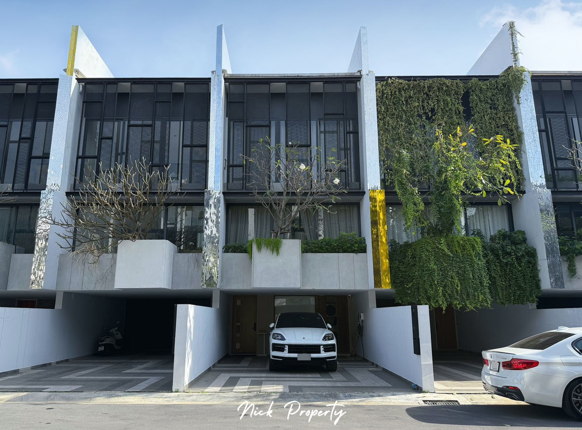 For SaleTownhomePattanakan, Srinakarin : baan puripuri Courtyard Baan Puripuri Courtyard Pattanakarn: LUXURY TOWNHOME near Thonglor under the new concept Another Step of Townhome with Private Courtyard so that you can live together with nature in a relaxed way like no other. Comes with a common 