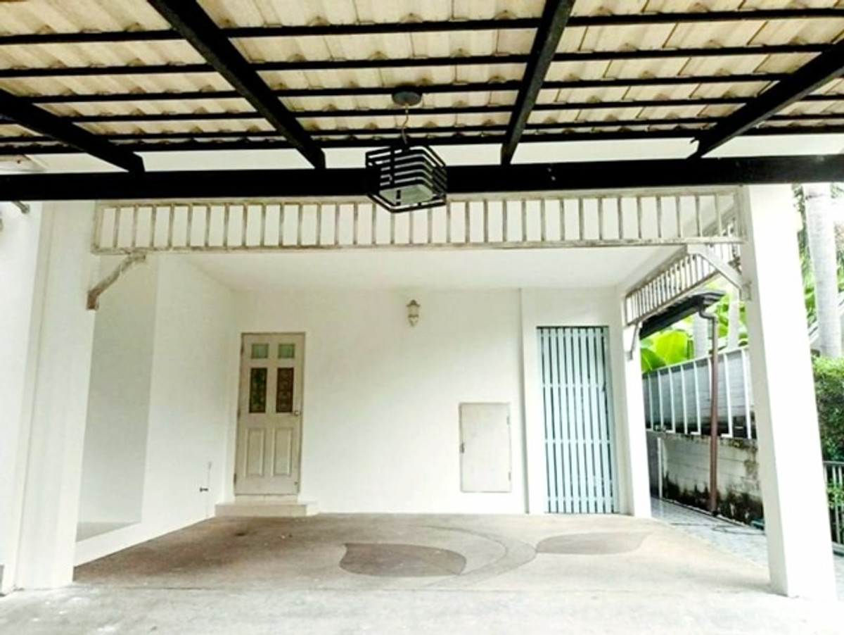 For RentHouseBangna, Bearing, Lasalle : King Mongkuts University 4bed Lat Krabang Road ARL Suvarnabhumi 4km. 2-story corner house for rent