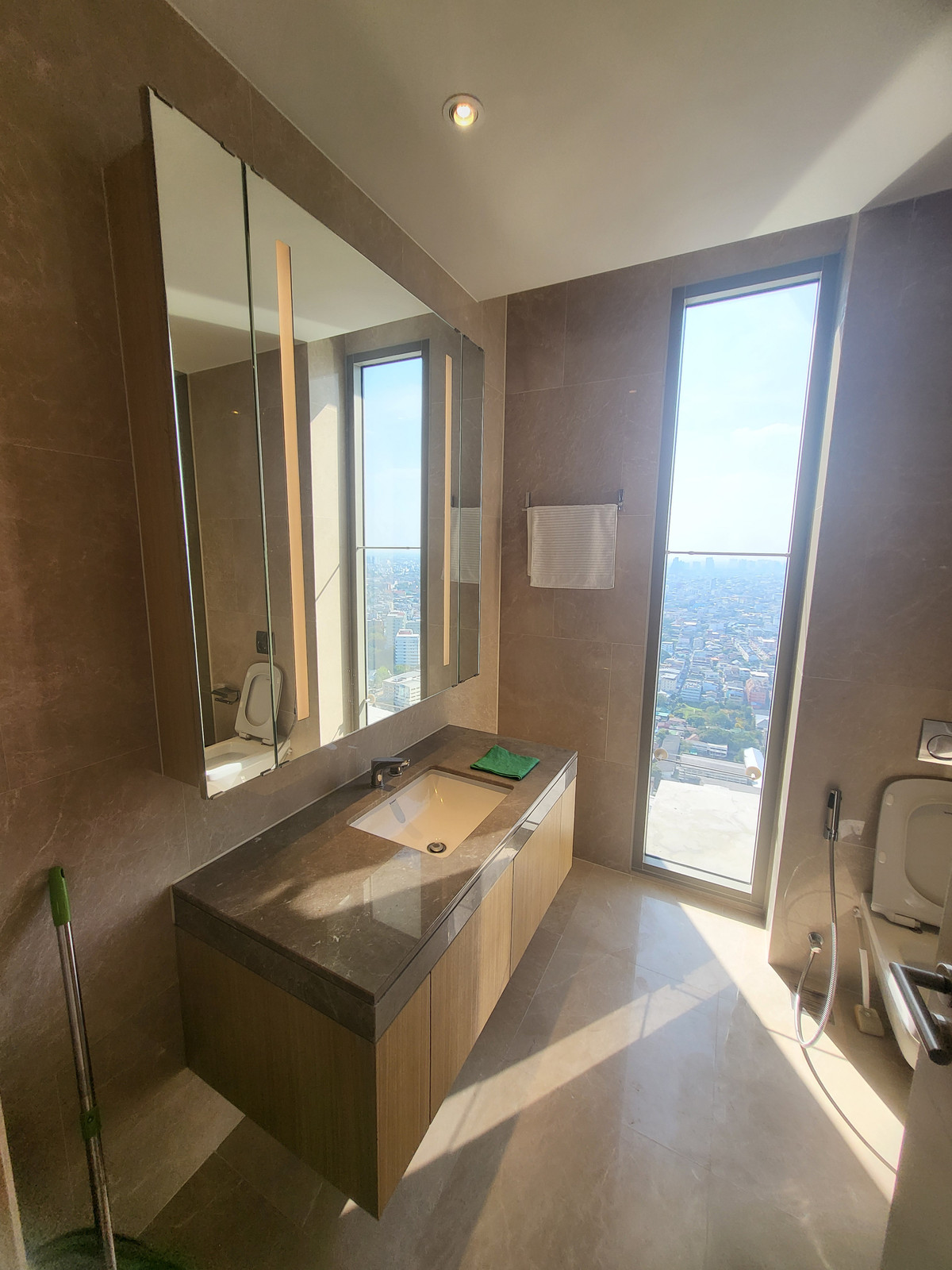 ให้เช่าคอนโดวงเวียนใหญ่ เจริญนคร : 🗼Highest Condo 🏯 Superluxury Magnolias Waterfront Residence 2bed2bath 103 Sqm All Fur Chanintr ,Welcome Foreign 130,000-