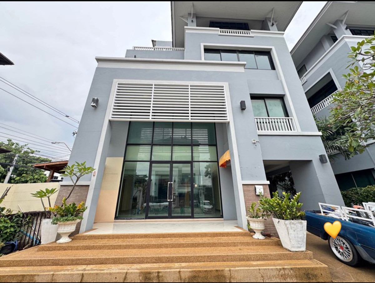For RentOfficeRatchadapisek, Huaikwang, Suttisan : Home office for rent, 4 floors, next to Auction Union. Lao Embassy Alley Through Lat Phrao 80, it is the first prime location in the village. bright and airy building Various usable areas Suitable for an office or cafe.