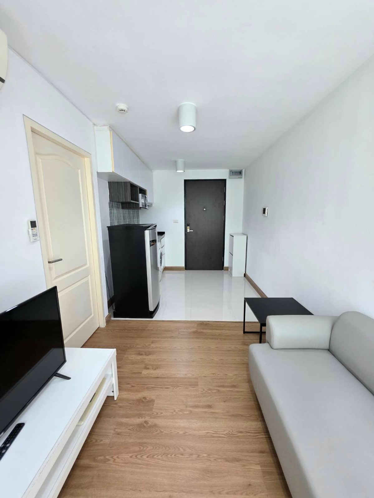 For RentCondoKasetsart, Ratchayothin : Supalai Park Phahon 30 sq.m. Please add LINE ID @806qphgn o8415o5483 