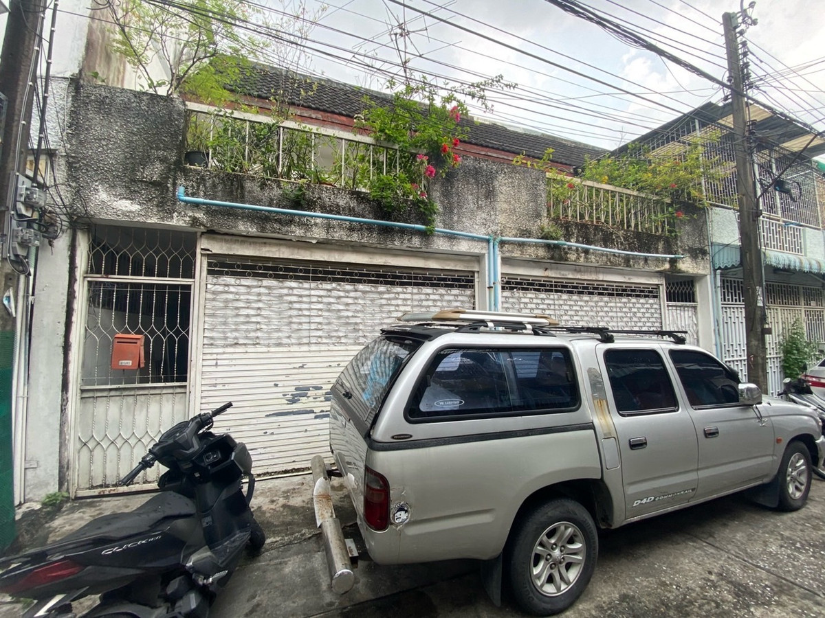 ให้เช่าทาวน์โฮมสาทร นราธิวาส : ให้เช่า ทาวนน์เฮาส์ 2 ชั้น สาทร ใกล้ BTS 700 เมตร