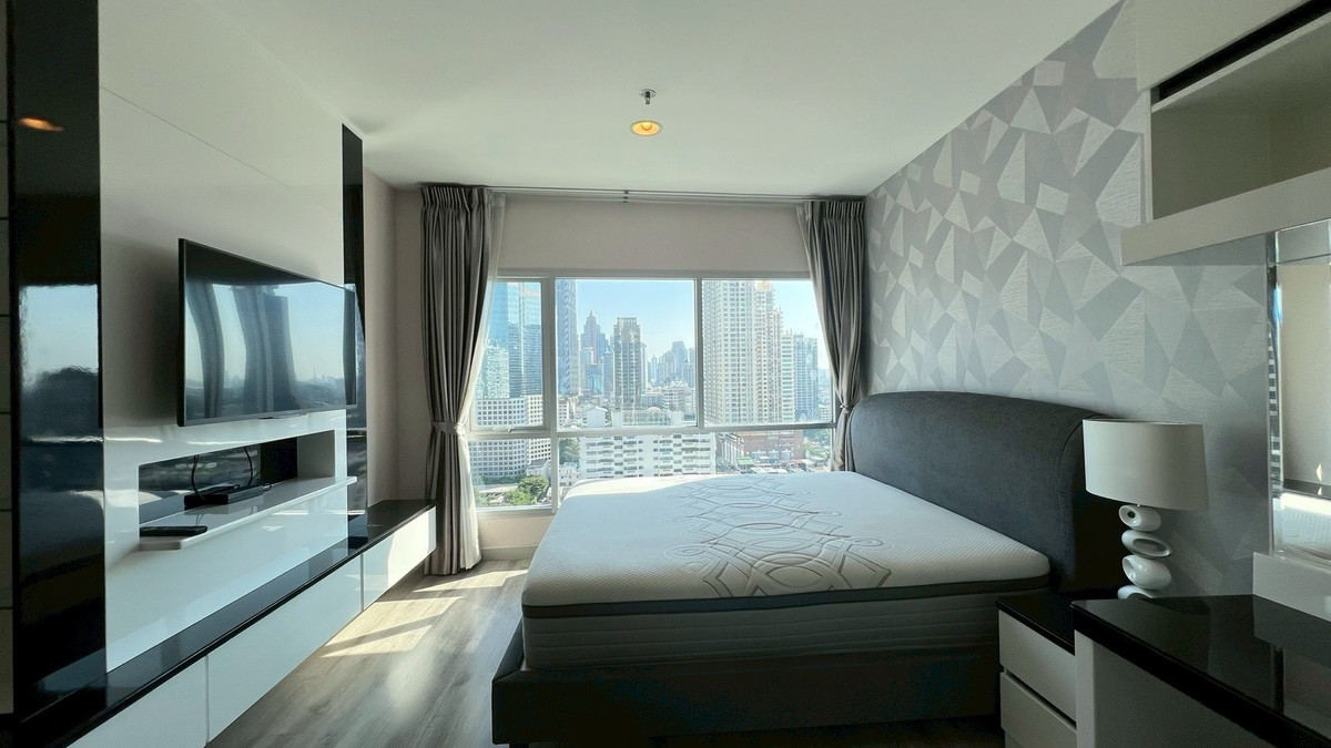 คอนโดสาทร นราธิวาส : High-floor unit with a tenant, east-facing, offered at an exceptionally good price!