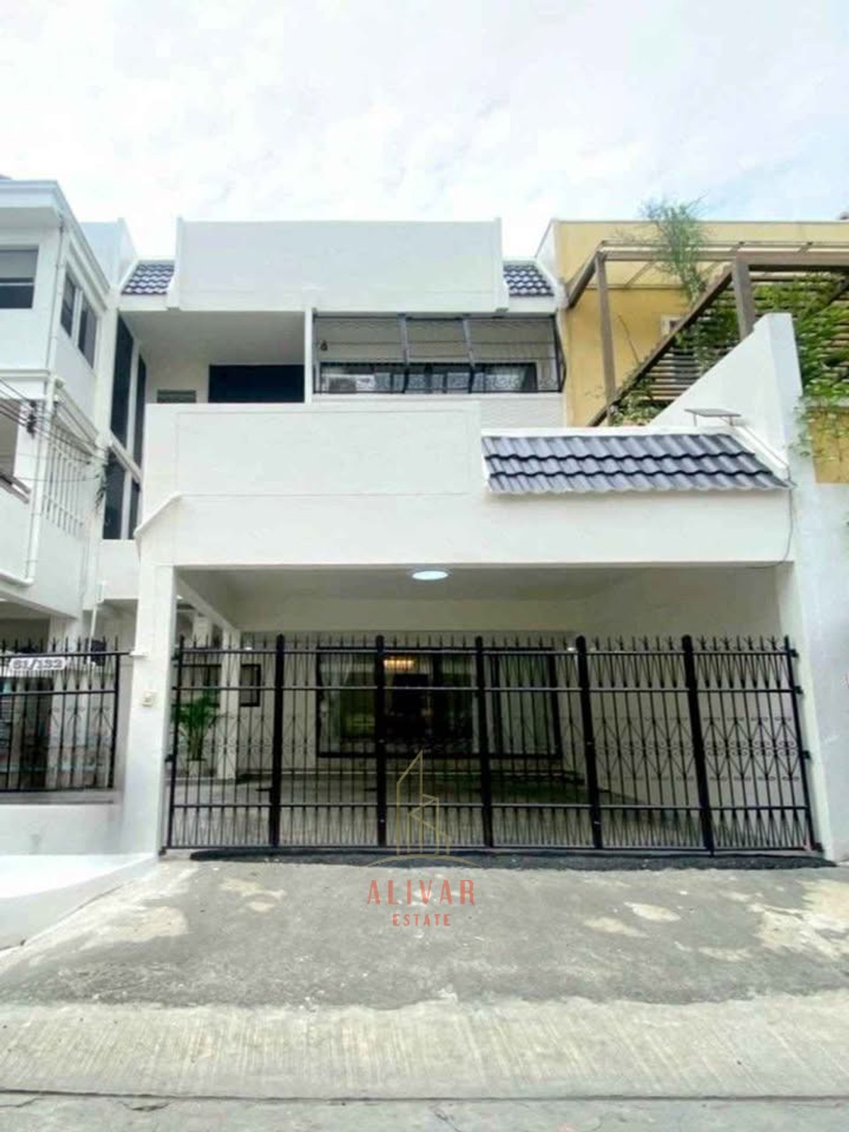 For RentTownhomeRama9, Petchburi, RCA : RH113525 Townhome for rent, 3 floors, near the Chinese Embassy, ​​6 bedrooms, 4 bathrooms, Fully Furnished.