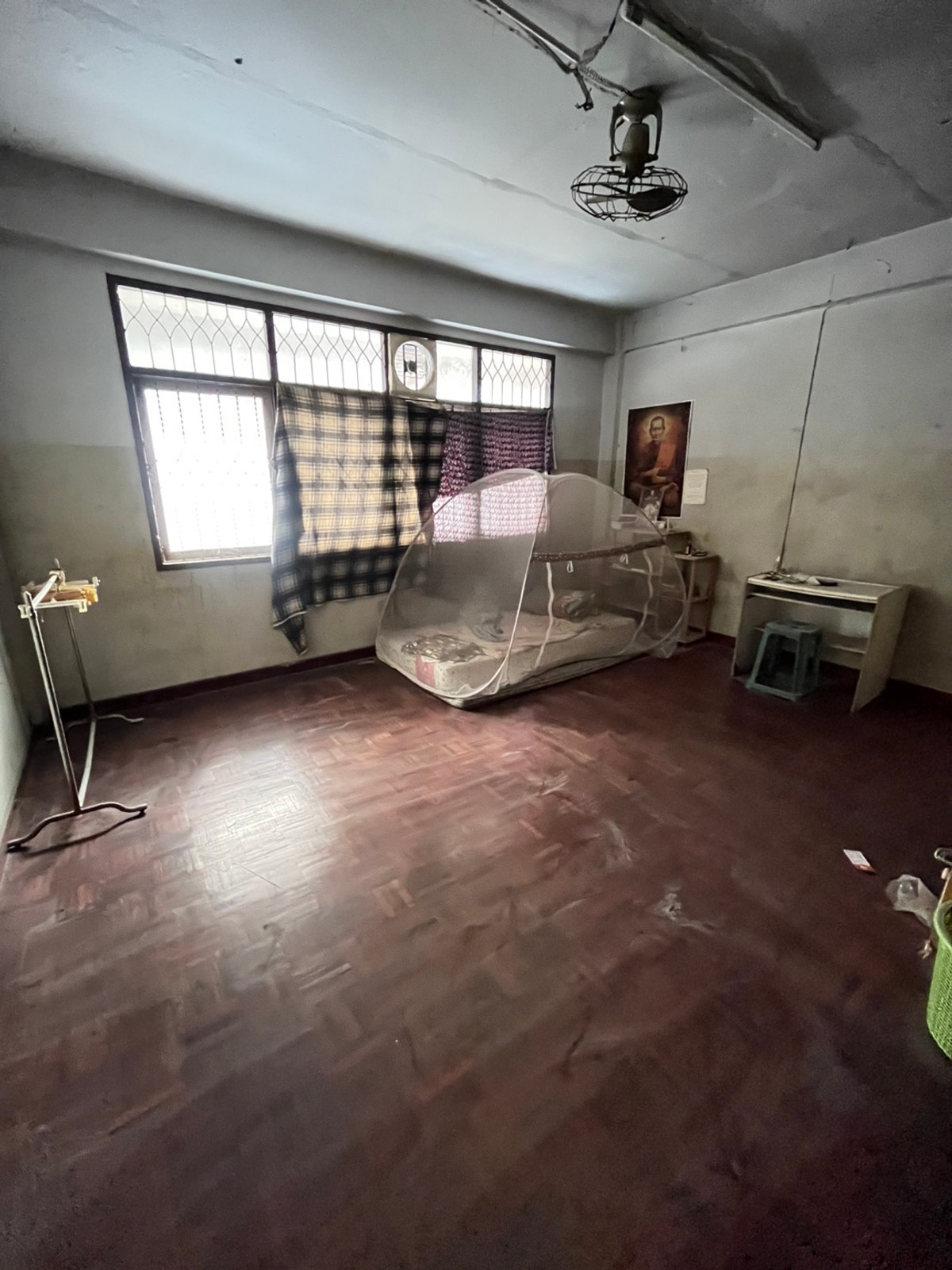 For SaleTownhomeSapankwai,Jatujak : Urgent sale! Townhouse 4.5 floors, 2 units next to each other, Pradipat Soi 1, near Chatuchak-Saphan Khwai. Renovate to make a profit, can resell.