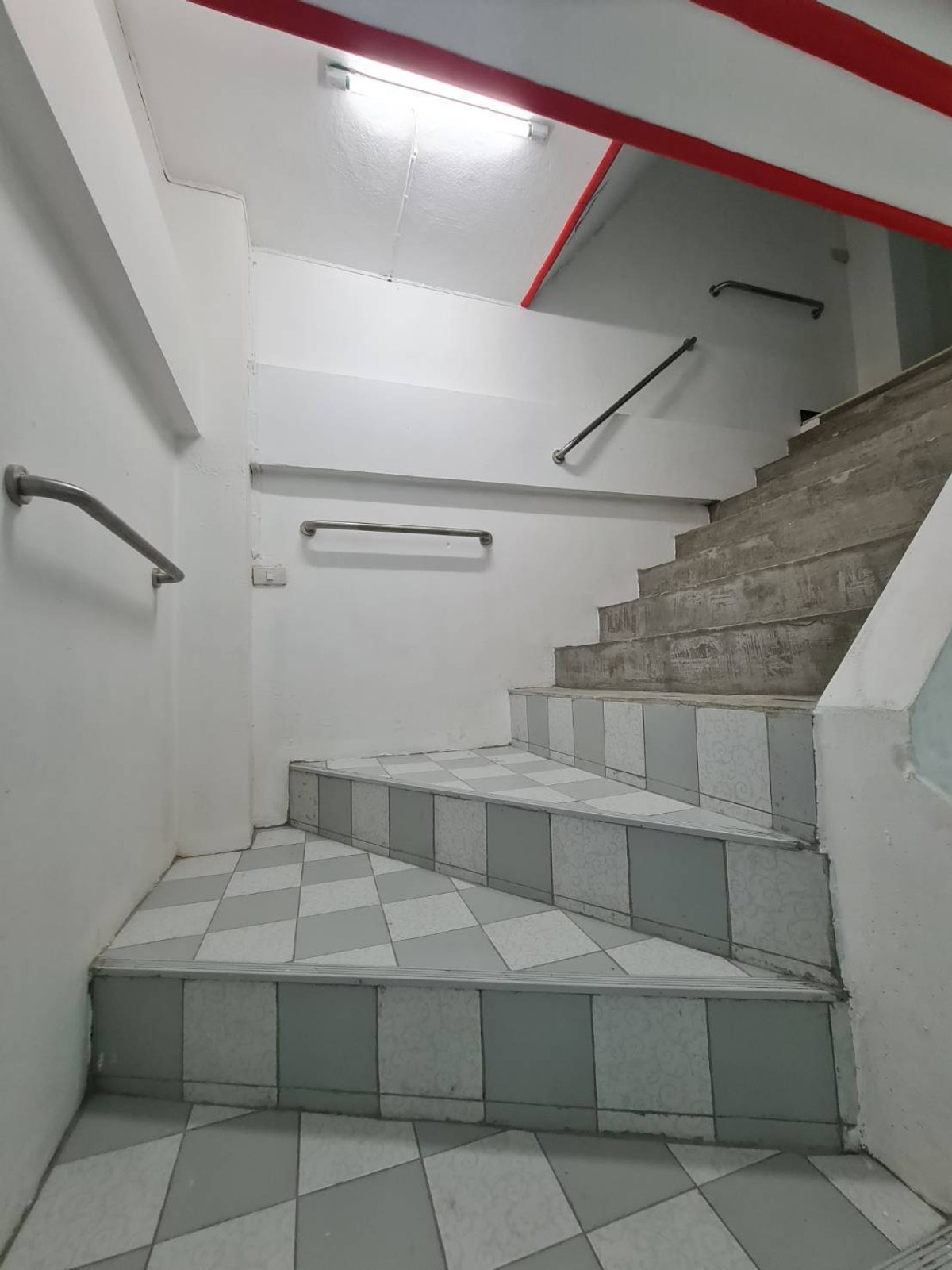 ให้เช่าสำนักงานอ่อนนุช อุดมสุข : 📢👇 อาคารสำนักงาน 4.5 ชั้น ทำเลเด่น เดินทางสะดวก เข้า-ออกได้หลายเส้นทาง ใกล้ทางด่วนและ BTS ปุณณวิถีเหมาะสำหรับทำออฟฟิศหลัก  คลินิก สตูดิโอ หรือโคเวิร์กกิ้งสเปซ