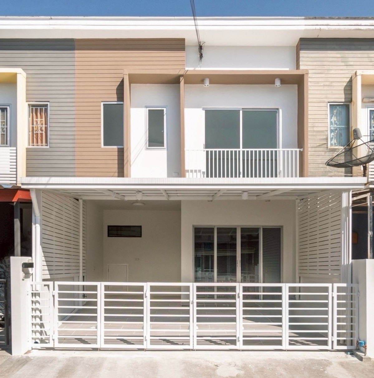 ขายทาวน์โฮมลาดกระบัง สุวรรณภูมิ : Connect 15 “ทาวน์โฮม 2 ชั้น พร้อมอยู่ ใกล้รถไฟฟ้าเพียง 5 นาที!”