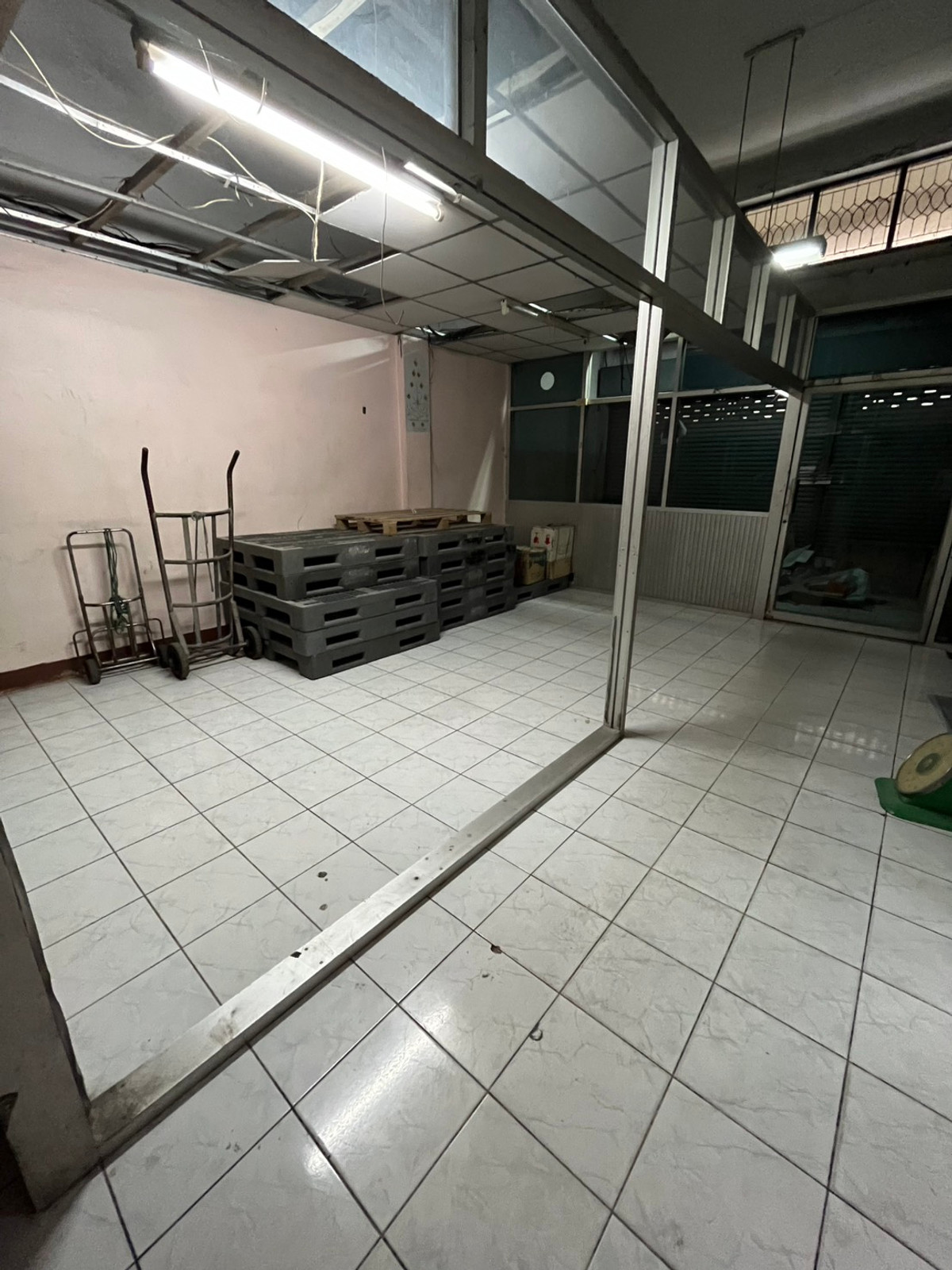 For SaleTownhomeSapankwai,Jatujak : Urgent sale! Townhouse 4.5 floors, 2 units next to each other, Pradipat Soi 1, near Chatuchak-Saphan Khwai. Renovate to make a profit, can resell.