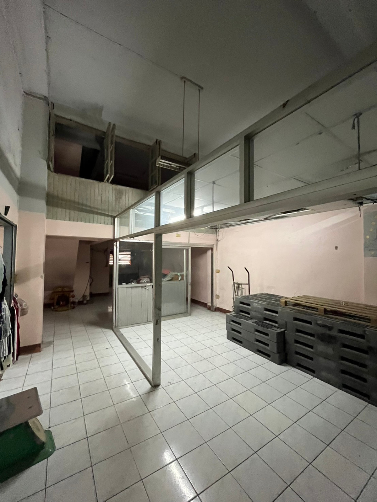 For SaleTownhomeSapankwai,Jatujak : Urgent sale! Townhouse 4.5 floors, 2 units next to each other, Pradipat Soi 1, near Chatuchak-Saphan Khwai. Renovate to make a profit, can resell.