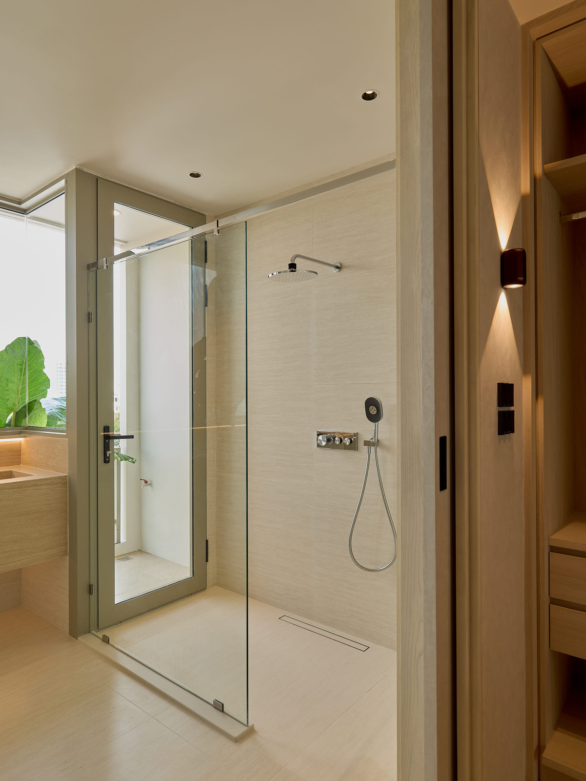 For SaleTownhomeSukhumvit, Asoke, Thonglor : 📢👇 5-storey townhome with a private lift, with the option to customize the space into either a swimming pool or a garden. You can design the interior layout and number of rooms according to your needs. Ideal for both home office use and residence