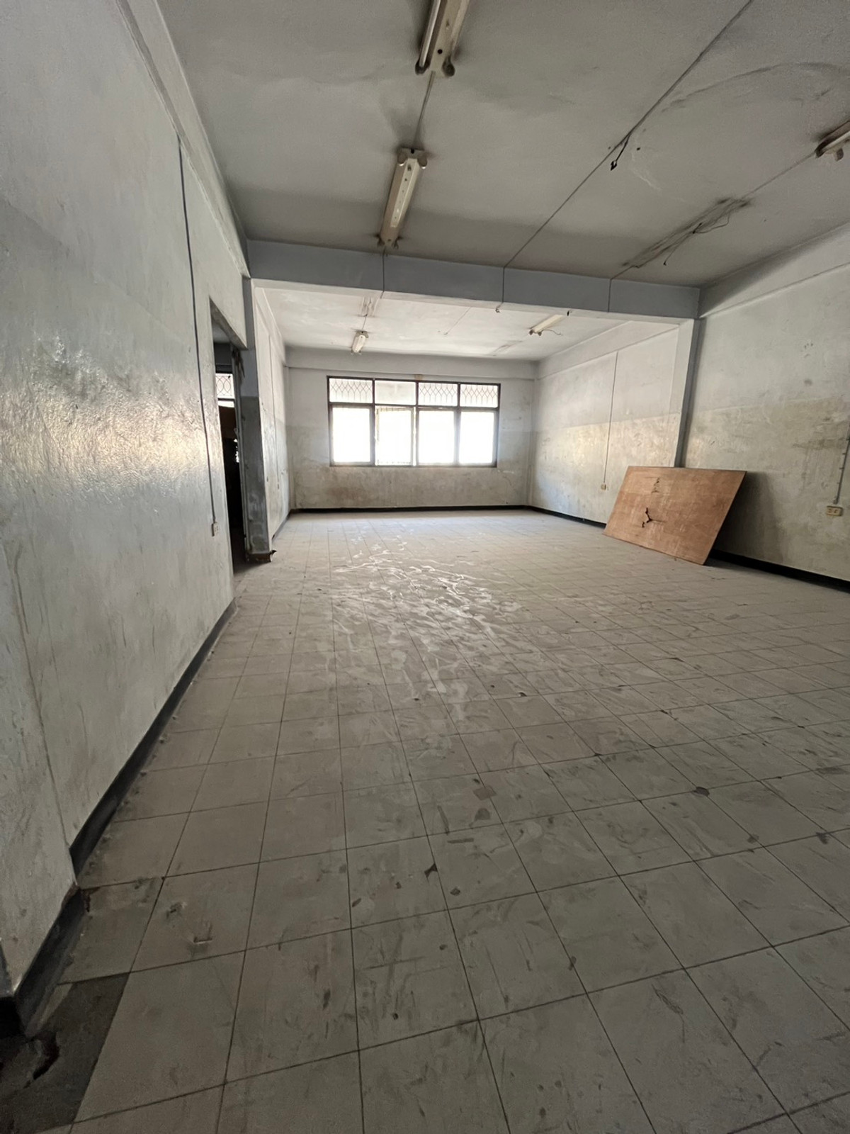 For SaleTownhomeSapankwai,Jatujak : Urgent sale! Townhouse 4.5 floors, 2 units next to each other, Pradipat Soi 1, near Chatuchak-Saphan Khwai. Renovate to make a profit, can resell.