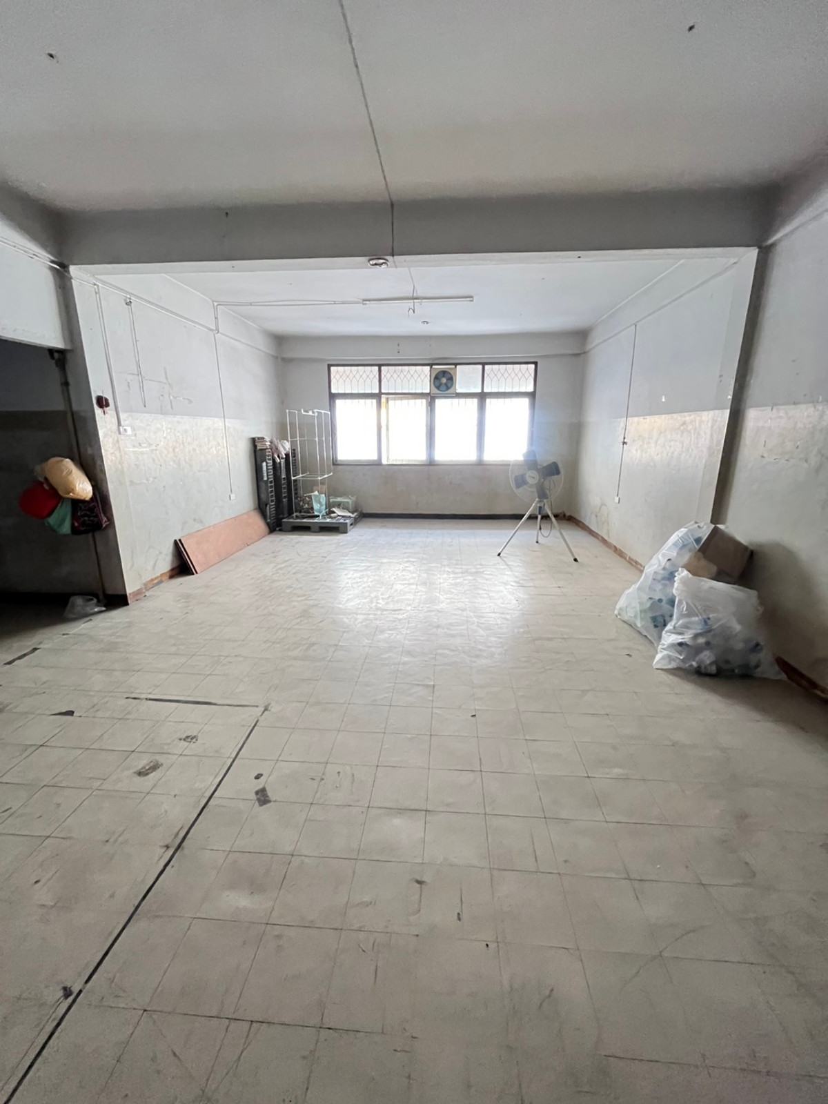 For SaleTownhomeSapankwai,Jatujak : Urgent sale! Townhouse 4.5 floors, 2 units next to each other, Pradipat Soi 1, near Chatuchak-Saphan Khwai. Renovate to make a profit, can resell.