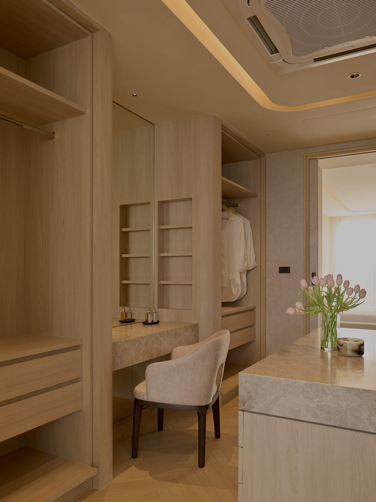 For SaleTownhomeSukhumvit, Asoke, Thonglor : 📢👇 5-storey townhome with a private lift, with the option to customize the space into either a swimming pool or a garden. You can design the interior layout and number of rooms according to your needs. Ideal for both home office use and residence