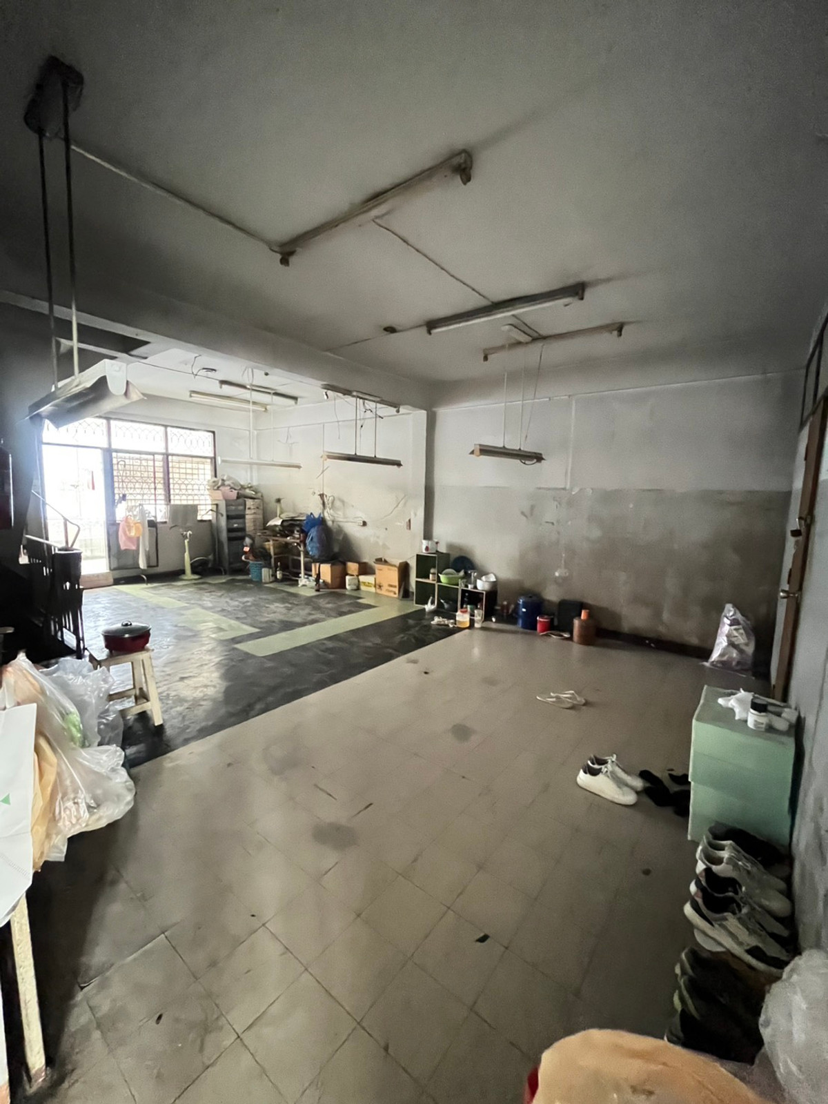 For SaleTownhomeSapankwai,Jatujak : Urgent sale! Townhouse 4.5 floors, 2 units next to each other, Pradipat Soi 1, near Chatuchak-Saphan Khwai. Renovate to make a profit, can resell.