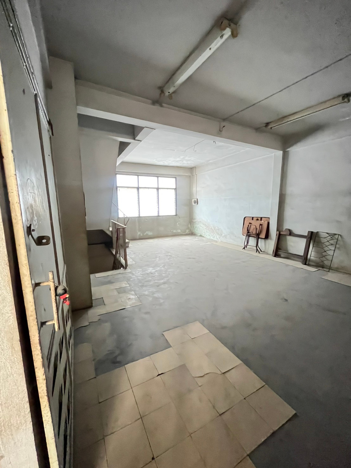 For SaleTownhomeSapankwai,Jatujak : Urgent sale! Townhouse 4.5 floors, 2 units next to each other, Pradipat Soi 1, near Chatuchak-Saphan Khwai. Renovate to make a profit, can resell.