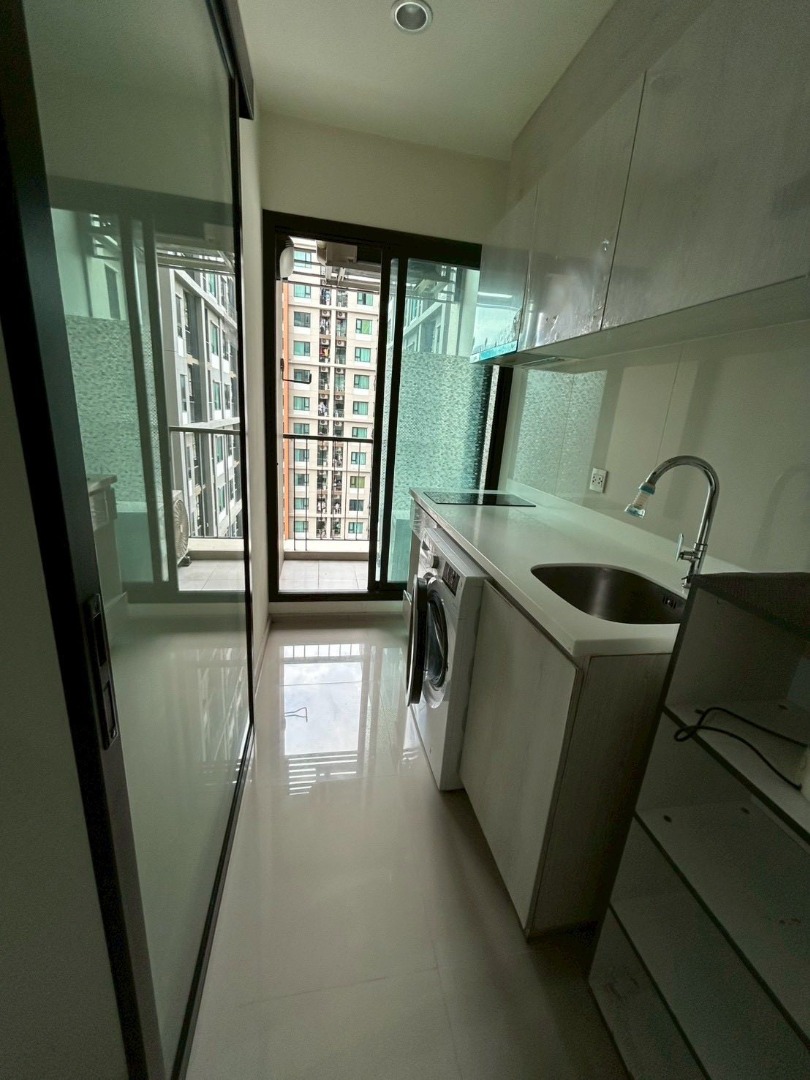 For RentCondoRama9, Petchburi, RCA : 🔥Urgent Rent🔥 Life Asoke: Spacious, well-proportioned unit with a closed kitchen and balcony. Fully furnished and ready to move in. Near the BTS Skytrain for convenient transportation.