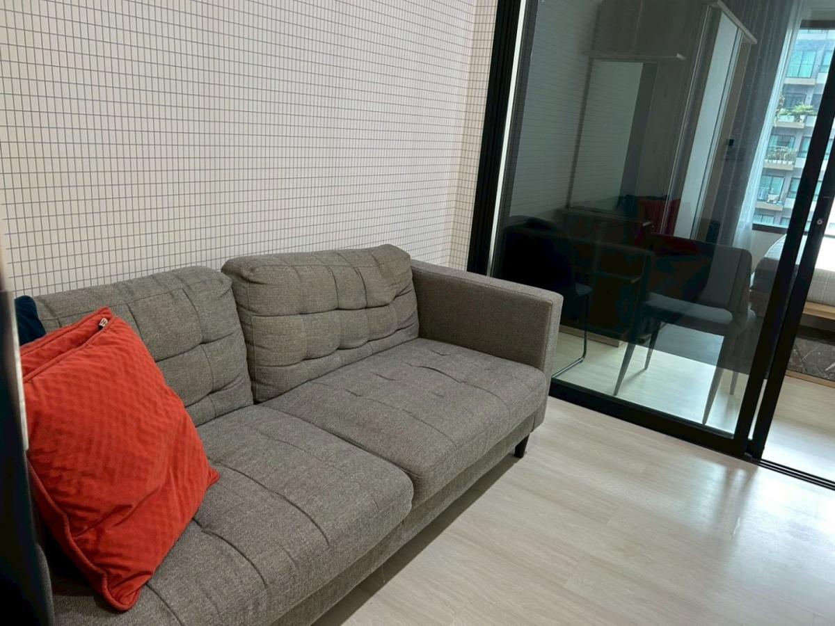 For RentCondoRama9, Petchburi, RCA : 🔥Urgent Rent🔥 Life Asoke: Spacious, well-proportioned unit with a closed kitchen and balcony. Fully furnished and ready to move in. Near the BTS Skytrain for convenient transportation.