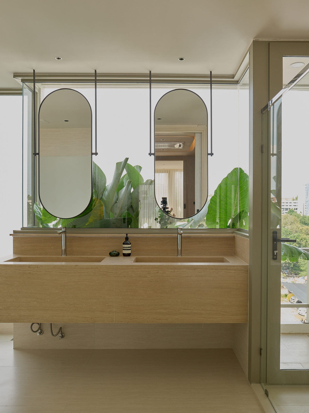 For SaleTownhomeSukhumvit, Asoke, Thonglor : 📢👇 5-storey townhome with a private lift, with the option to customize the space into either a swimming pool or a garden. You can design the interior layout and number of rooms according to your needs. Ideal for both home office use and residence