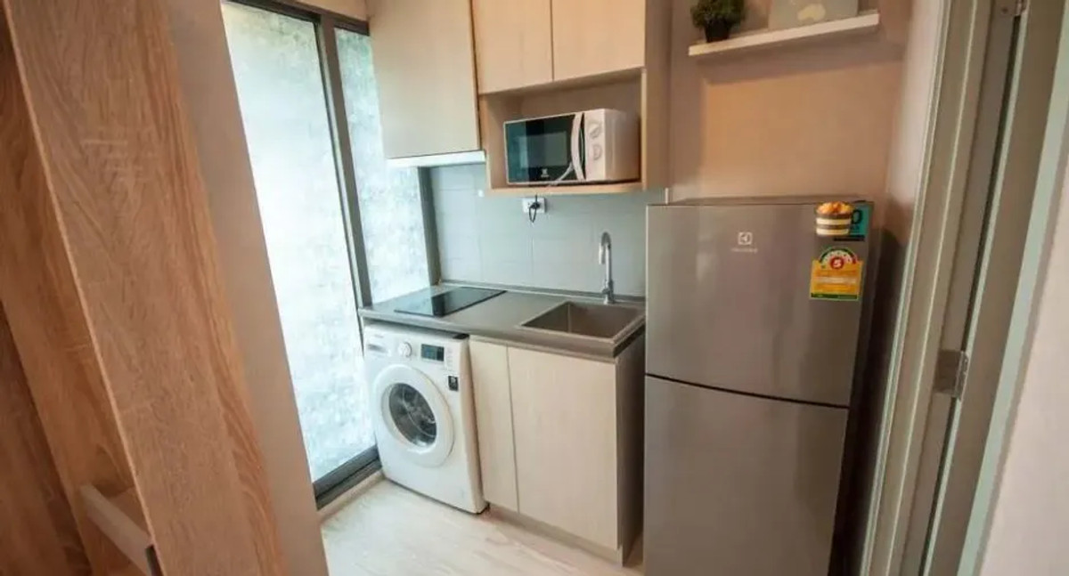 For RentCondoBangna, Bearing, Lasalle : Studio, wide front, has kitchen door, pool view, 8th floor.