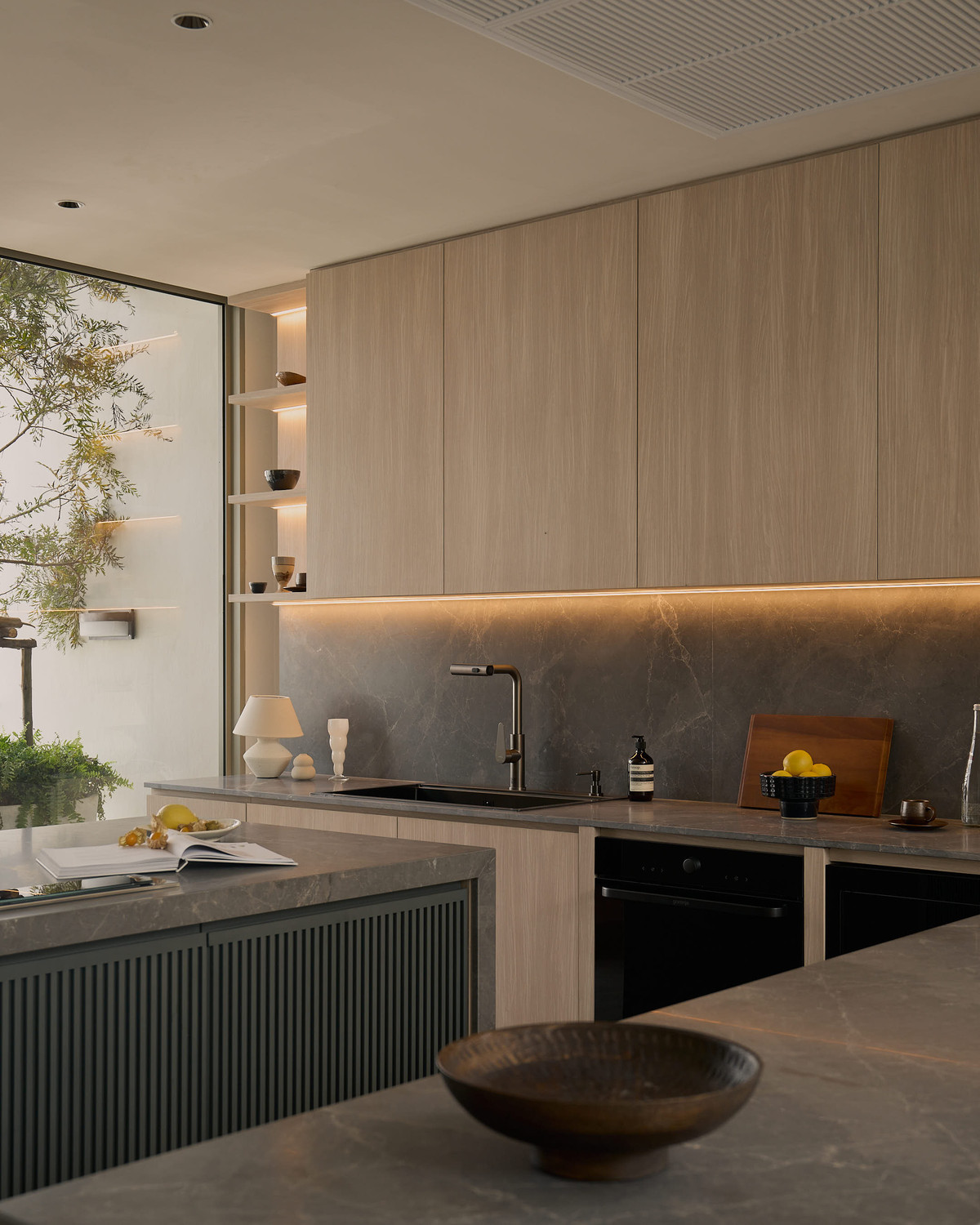 For SaleTownhomeSukhumvit, Asoke, Thonglor : 📢👇 5-storey townhome with a private lift, with the option to customize the space into either a swimming pool or a garden. You can design the interior layout and number of rooms according to your needs. Ideal for both home office use and residence