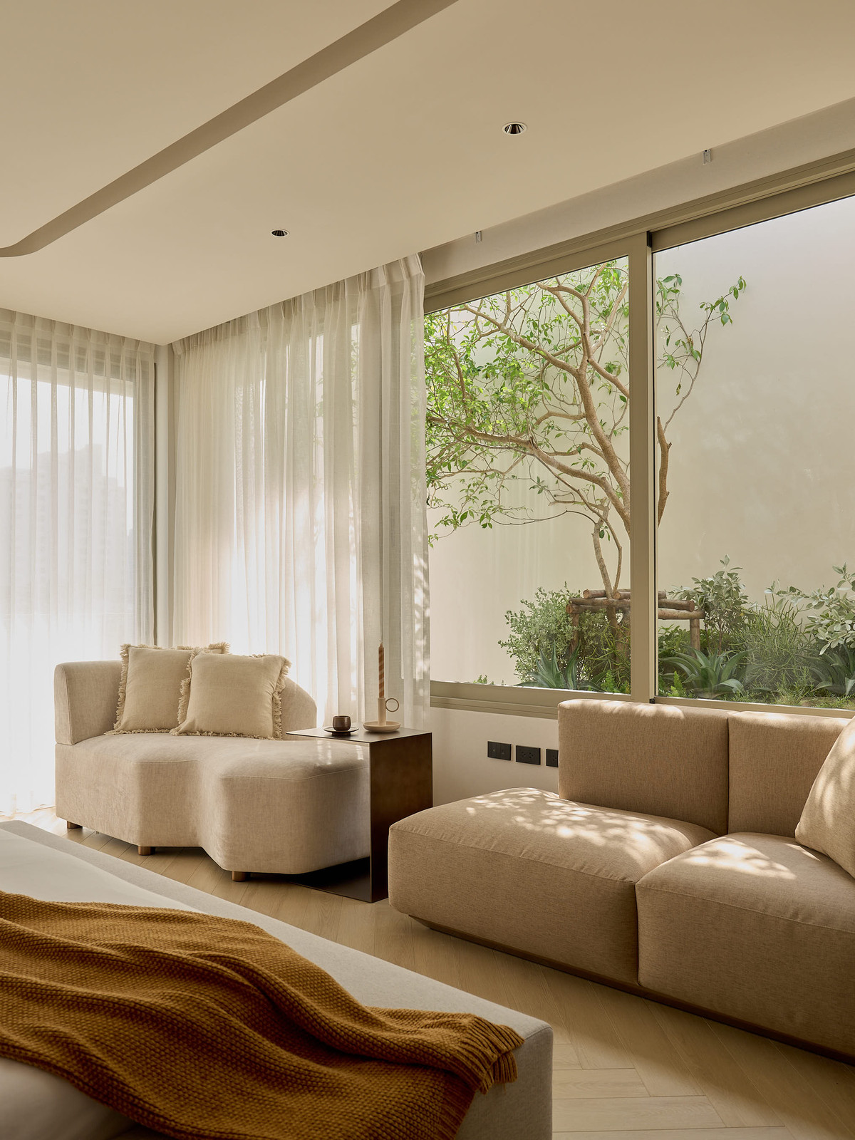 For SaleTownhomeSukhumvit, Asoke, Thonglor : 📢👇 5-storey townhome with a private lift, with the option to customize the space into either a swimming pool or a garden. You can design the interior layout and number of rooms according to your needs. Ideal for both home office use and residence