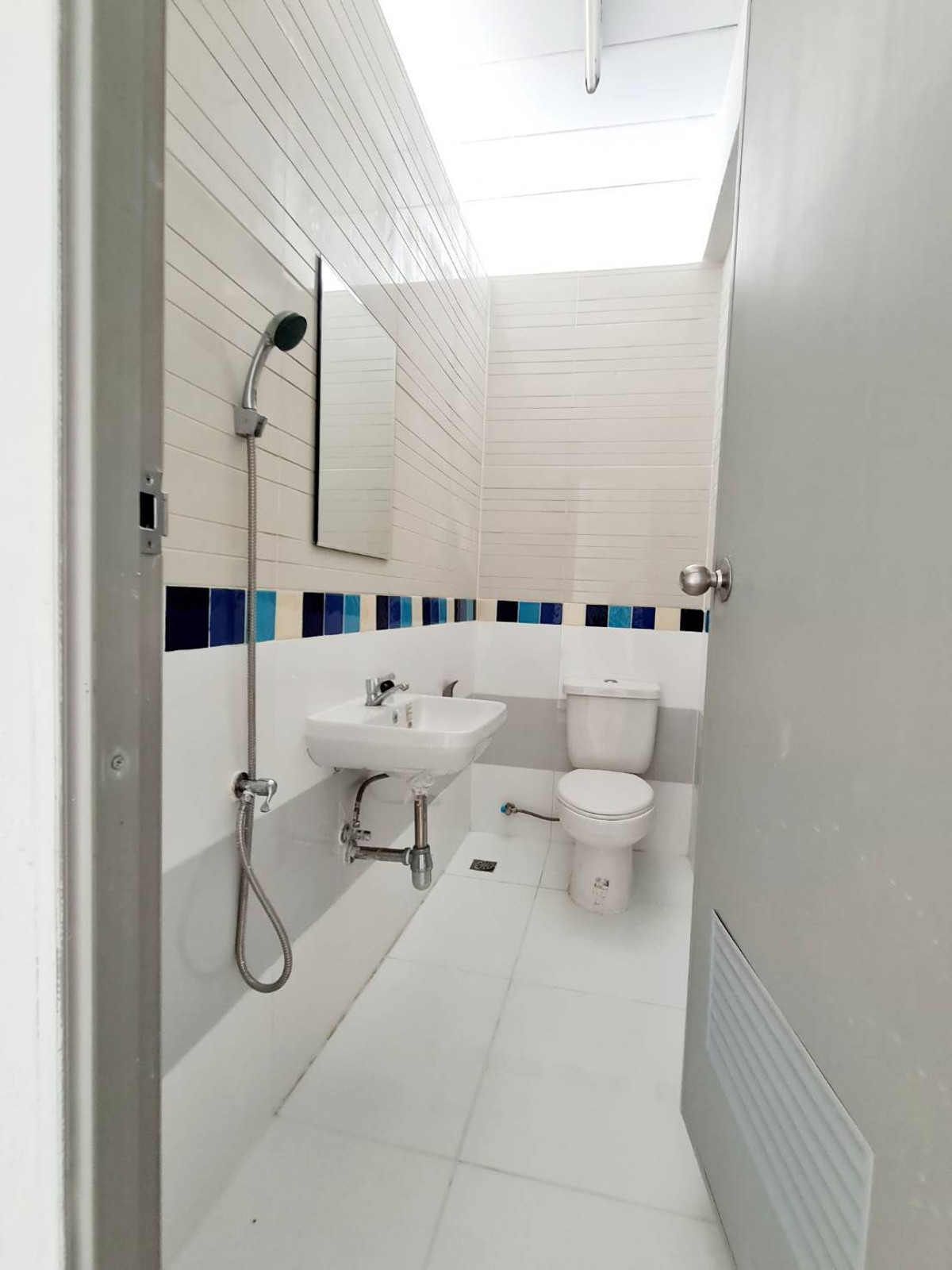 ให้เช่าสำนักงานอ่อนนุช อุดมสุข : 📢👇 อาคารสำนักงาน 4.5 ชั้น ทำเลเด่น เดินทางสะดวก เข้า-ออกได้หลายเส้นทาง ใกล้ทางด่วนและ BTS ปุณณวิถีเหมาะสำหรับทำออฟฟิศหลัก  คลินิก สตูดิโอ หรือโคเวิร์กกิ้งสเปซ